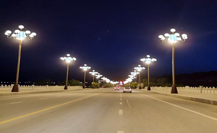 這些景觀路燈，與海東市核心區(qū)的景觀大道如此般配